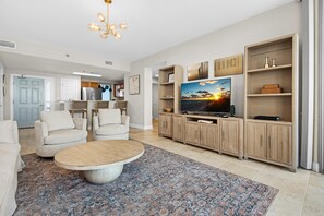 콘도, 침대(여러 개) (Emerald Dolphin unit 1520)