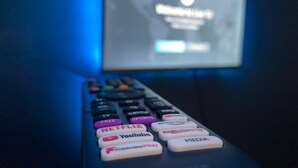 Een afstandsbediening met knoppen voor Netflix, YouTube en andere streamingdiensten.