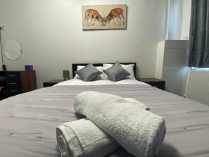 Chambre Confort double | Fer et planche à repasser, accès au Wi-Fi (inclus)
