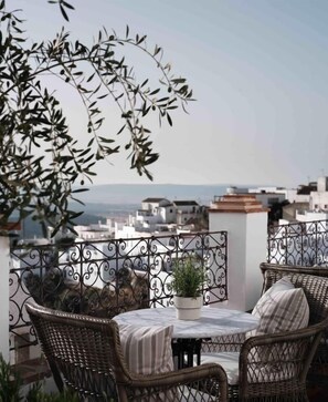 Outdoor dining - Hotel Plaza 18 (Vejer de la Frontera)