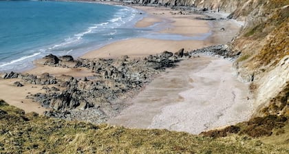 Comfortable coastal cottage 200m from the sea, pub and cafe in delightful Dale.