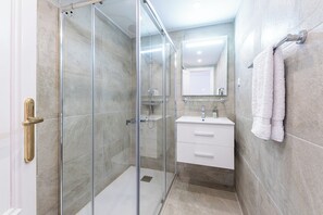 Dusj, hårføner, håndklær og såpe