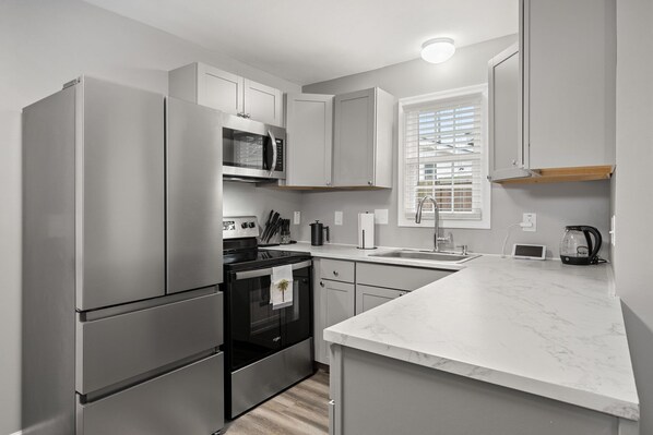 Mikrowelle, Ofen, Herdplatte, Geschirrspüler