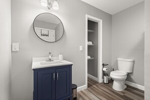 Suihku, hiustenkuivaaja, pyyhkeet, saippua