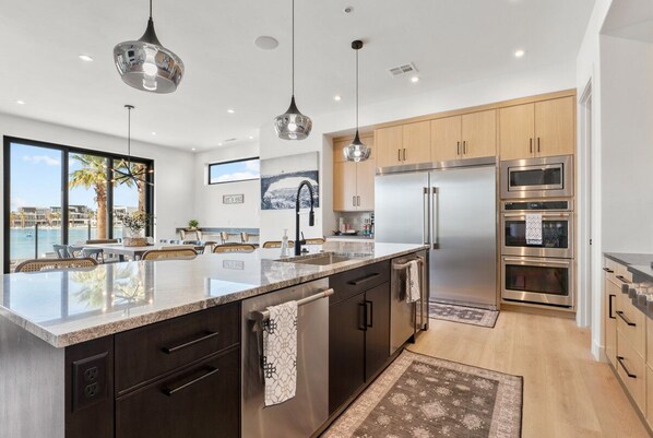 Frigorífic, microones, forn i placa de cuina 