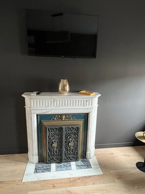 Chambre Marron | Soundproofing, free WiFi, bed sheets - Aux Deux Tours (Leval)