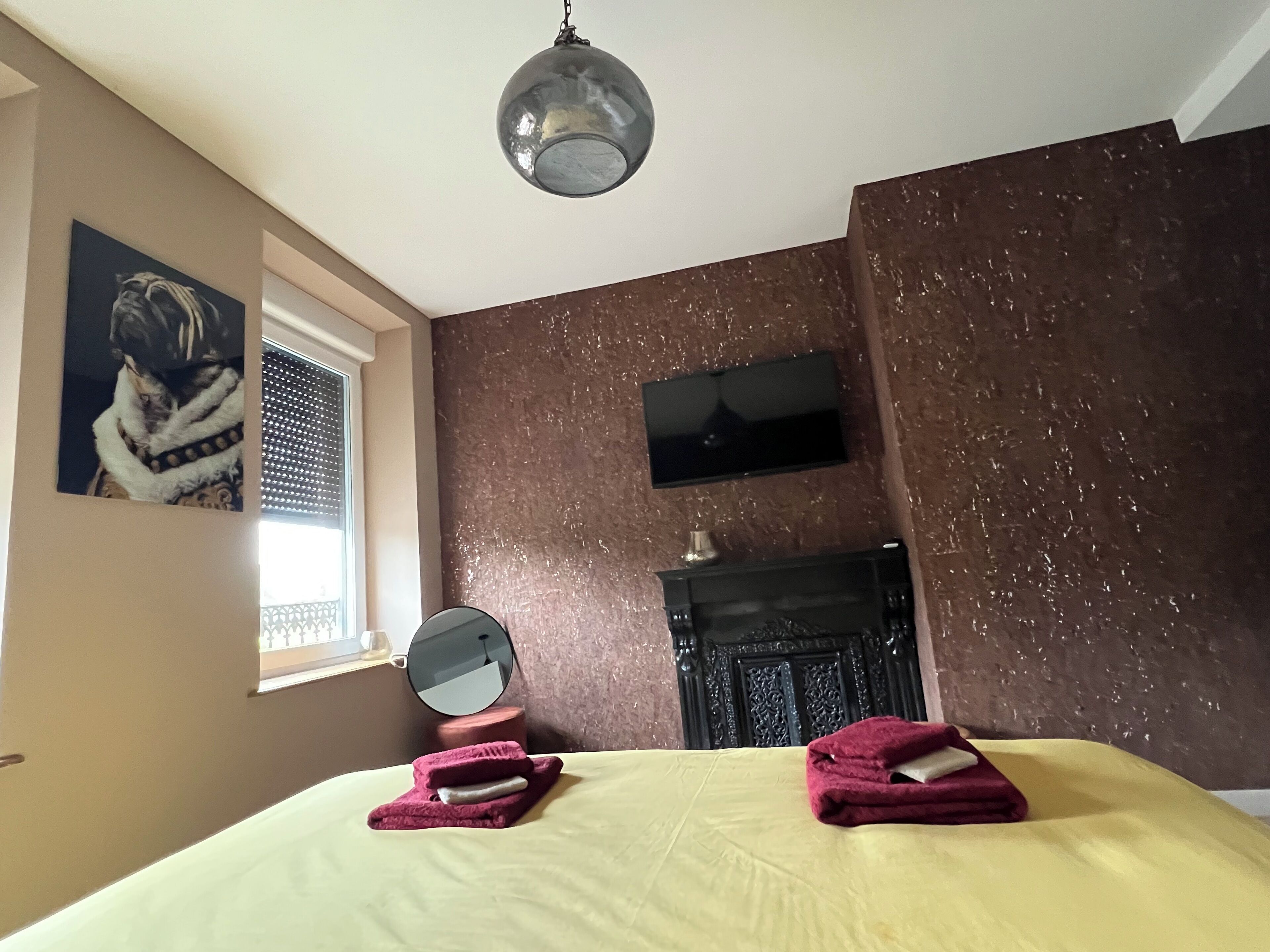 Soundproofing, free WiFi, bed sheets