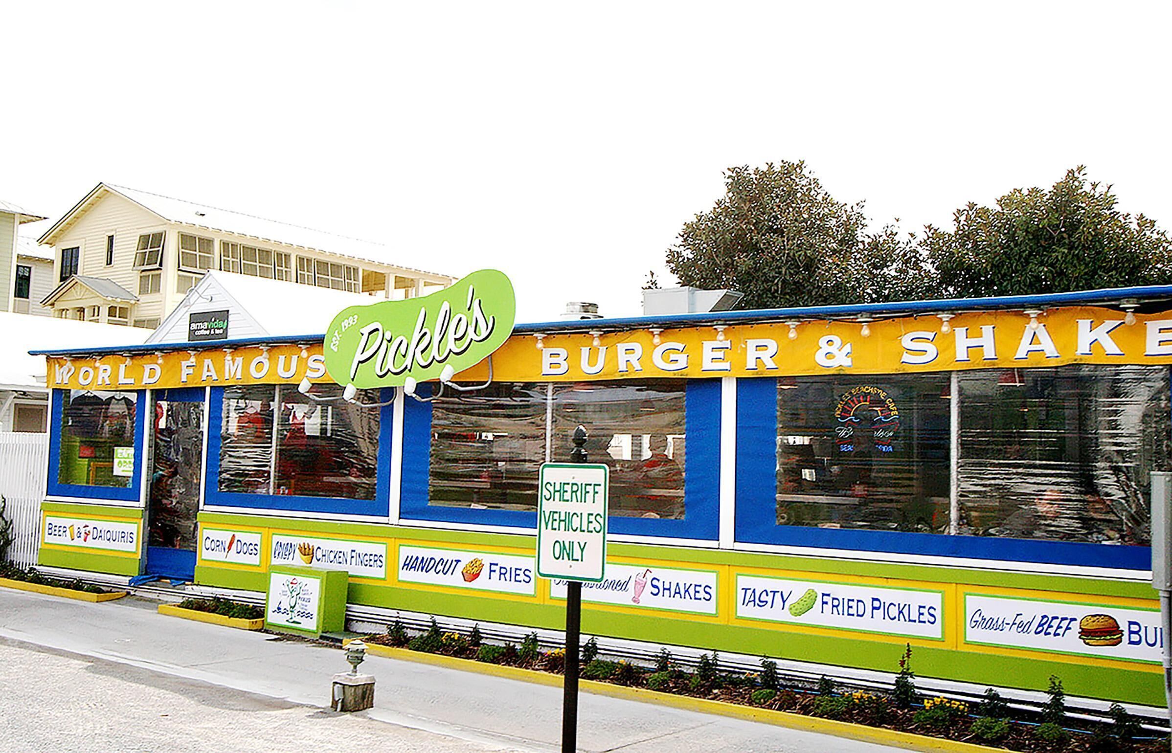 Een mobiele keukentruck langs de weg, met een bord waarop 'Puckles Burger & Shake' staat.