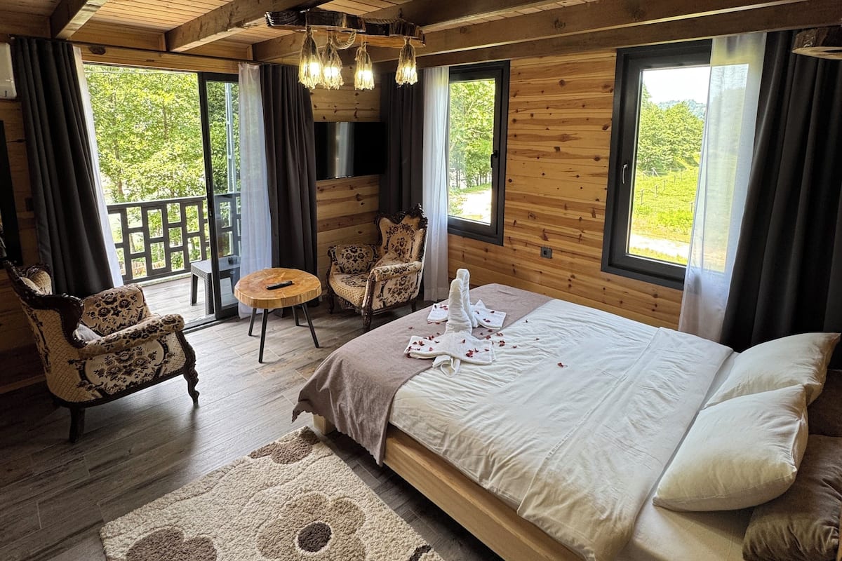 4 bedrooms, desk, laptop workspace, free WiFi