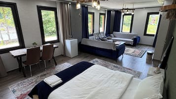 4 habitaciones, escritorio y espacio para trabajar con laptop