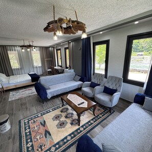 4 bedrooms, desk, laptop workspace, free WiFi