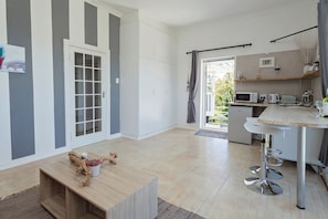 Superior Apartment, Ocean View | Living area