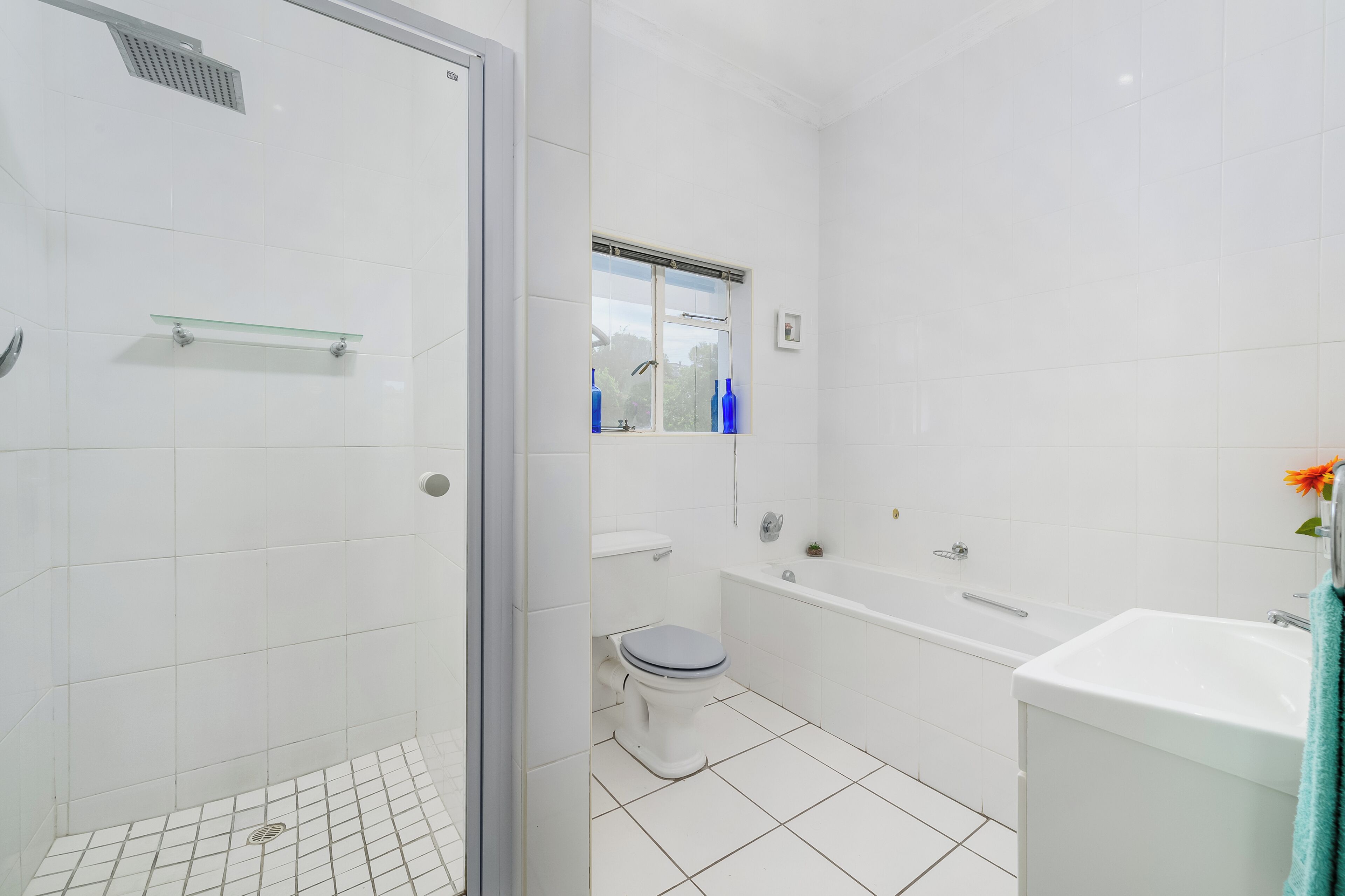 Un baño con ducha, inodoro, bañera y lavabo.
