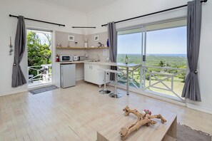 高级公寓, 海洋景观 | 起居区 | 43-英寸智能电视 （配备数码频道）、书