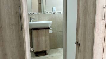 Serviettes fournies, savon, papier toilette