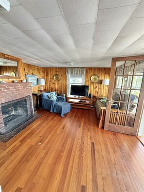 TV, fireplace