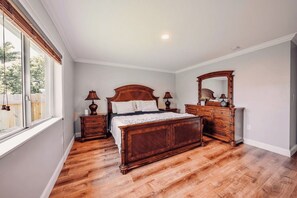 4 bedrooms, iron/ironing board, WiFi, bed sheets