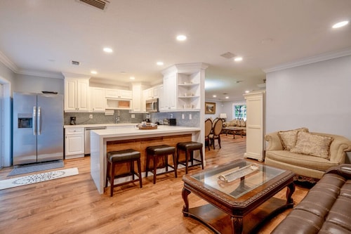 Explore South Florida from this comfy family-friendly home!