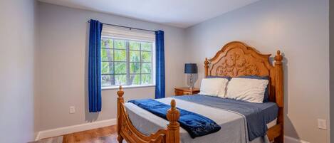 4 bedrooms, iron/ironing board, WiFi, bed sheets