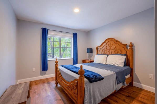 4 bedrooms, iron/ironing board, WiFi, bed sheets