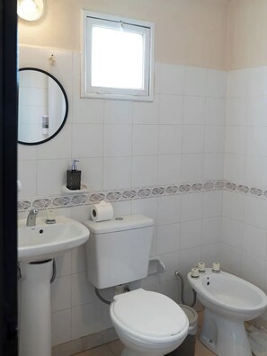 Dusj, hårføner, håndklær og såpe