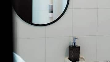 Douche, sĂšche-cheveux, serviettes fournies, savon