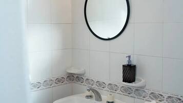 Ducha, secador de pelo, toallas, jabón