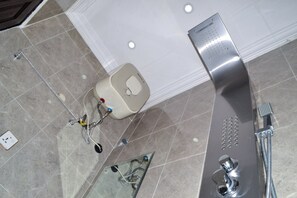 Douche, sèche-cheveux, serviettes fournies, savon