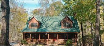 Hidden Honey Hole Cabin: 4 BEDROOM, POOLS, TENNIS/PICKLEBALL, HIKING, LAKE AREA