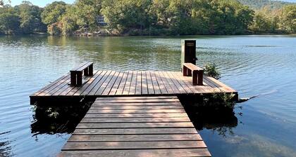 Hidden Honey Hole Cabin: 4 BEDROOM, POOLS, TENNIS/PICKLEBALL, HIKING, LAKE AREA