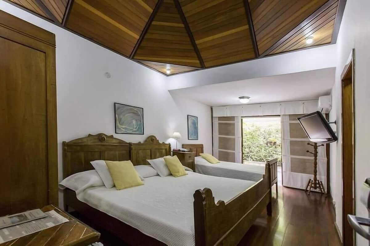 Comfort suite, privébadkamer, uitzicht op gebergte | 1 slaapkamer, een kluis op de kamer, een strijkplank/strijkijzer