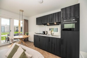 Een koelkast, een microgolfoven, een vaatwasser, een kinderstoel