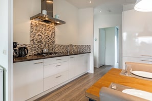 Geladeira, micro-ondas, lava-louças, cafeteira/chaleira