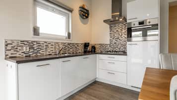 Een koelkast, een microgolfoven, een oven, een vaatwasser