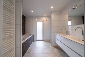 Bathroom - Ravenbosch Royal - Bath & Atmosph firepl (Valkenburg)