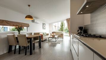 Een koelkast, een microgolfoven, een oven, een vaatwasser