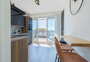 Een koelkast, een magnetron, een vaatwasser, een broodrooster