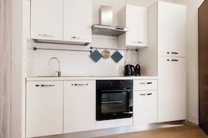 Kühlschrank, Mikrowelle, Herdplatte, Wasserkocher mit Kaffee-/Teezubehör