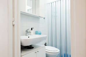 Shower, hair dryer, towels - Montagnola Mini House (Rome)