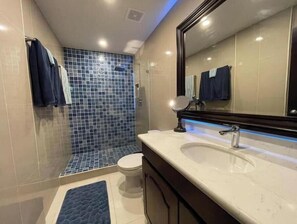 Haartrockner, Handtücher, Seife, Shampoo