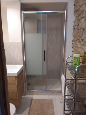 Hair dryer, towels, soap, shampoo - 		
Sunlight 2BR retreat in scenic Pyrénées-Orientales à Reynes (Reynes)