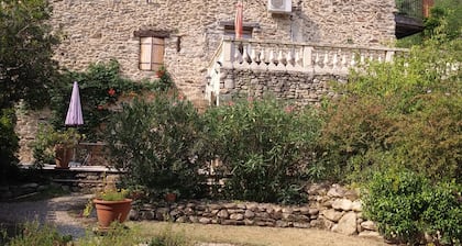 Sunlight 2BR retreat in scenic Pyrénées-Orientales à Reynes