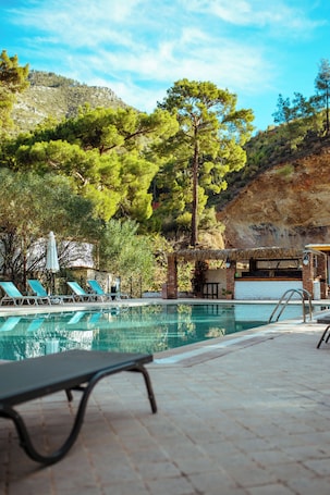 Una piscina al aire libre de temporada