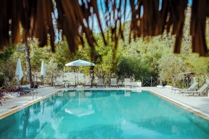 Una piscina al aire libre de temporada