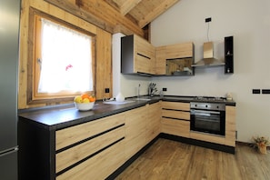 Chalet rustique, balcon, vue sur la montagne | Cuisine privée | Réfrigérateur grande capacité avec congélateur, lave-vaisselle