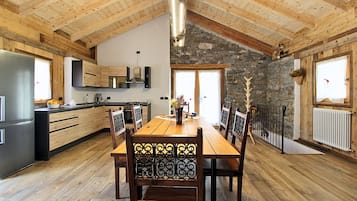 Cabin, Balcony, Mountain View | Dapur peribadi | Peti sejuk/penyejuk beku saiz penuh, mesin basuh pinggan mangkuk