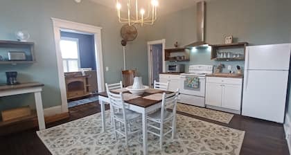 Charming 2-bedroom apartment in quiet downtown neighborhood in Petersburg