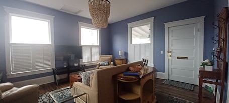 Smart TV. Charming 2-bedroom apartment in quiet downtown neighborhood in Petersburg