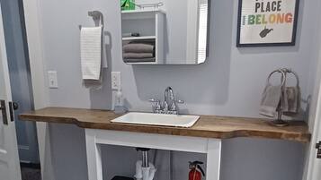 Douche, serviettes fournies, papier toilette