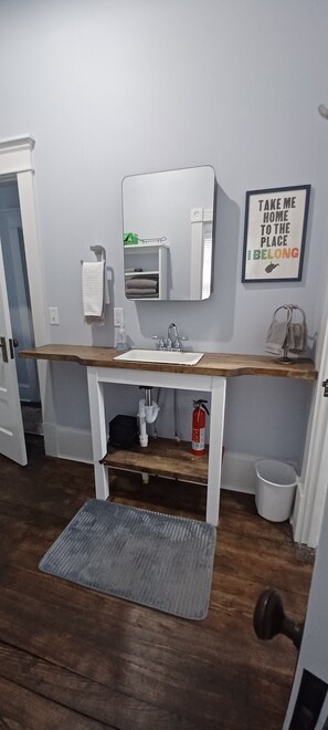 Chuveiro, toalhas de banho, papel higiênico 